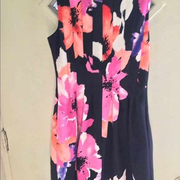 Fully lined sleeveless floral dress - Picture 8 of 15